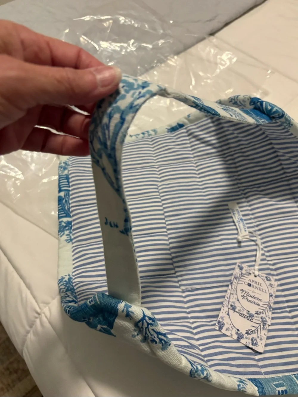 April Cornell Prairie Home Blue Toile Quilted pie carrier